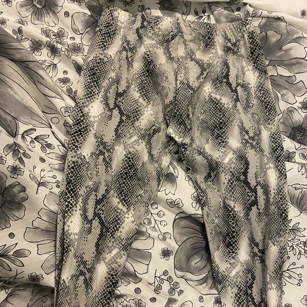 Snake pattern leggings